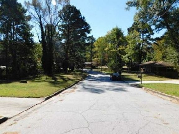 Exterior Neighborhood (street photo)