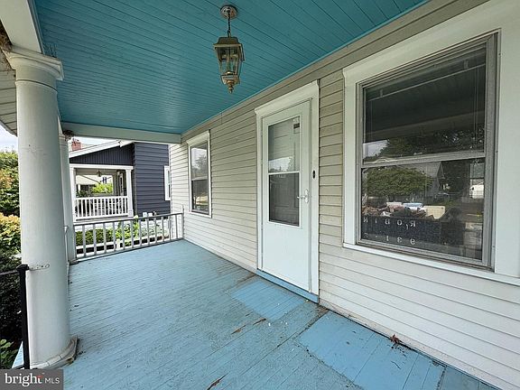 3rd image of 822 Merrick Ave