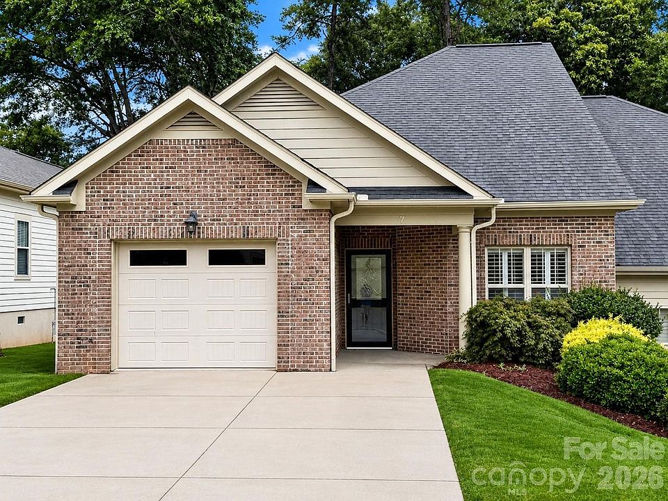 1st image of 7 Shady Hollow Ln