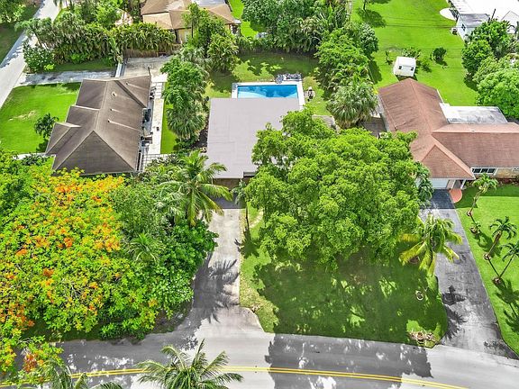 3rd image of 410 E Country Club Circle