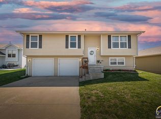 7049 SW 18th St, Topeka, KS 66615