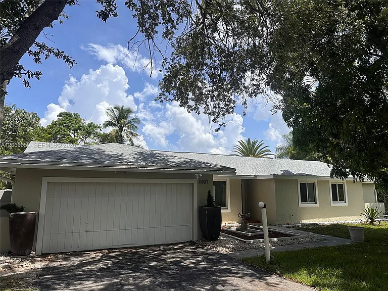 11907 Jennifer Way — Photo 2