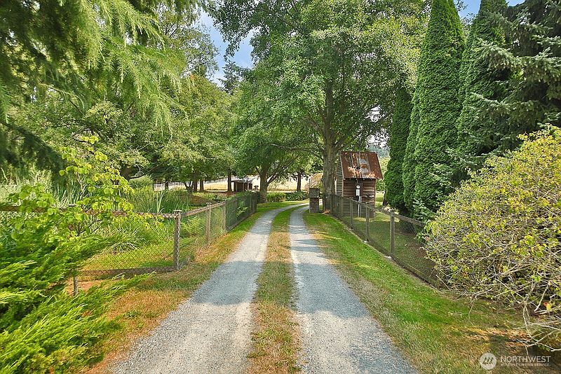 2nd image of 5537 Bayview Road