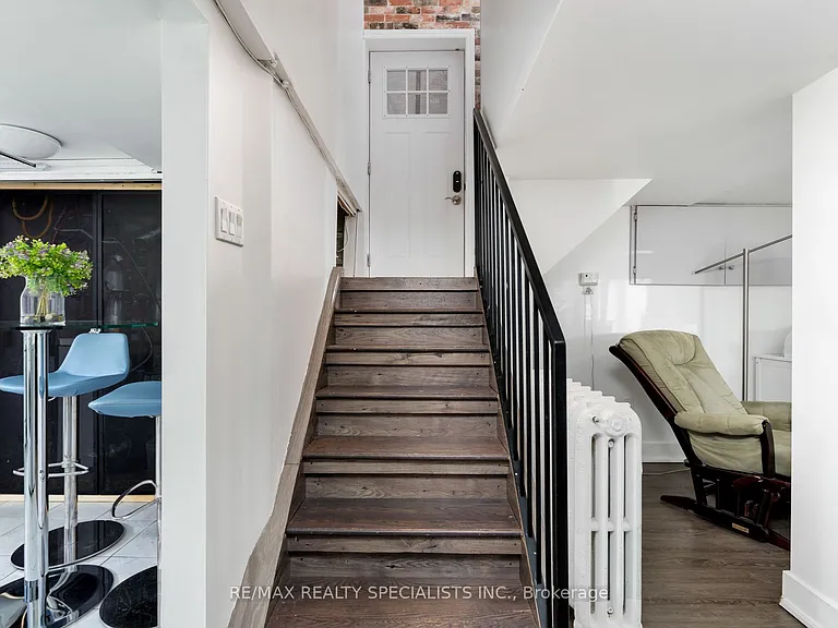 290 Westmount Ave #LOWER — Photo 3