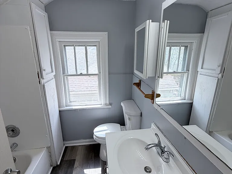 375 Grace Ave — Photo 9