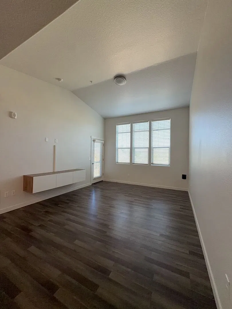 Charming 1-Bedroom Condo in Desirable NW Portland In-Unit Laundry & Extra Storage! — Photo 3