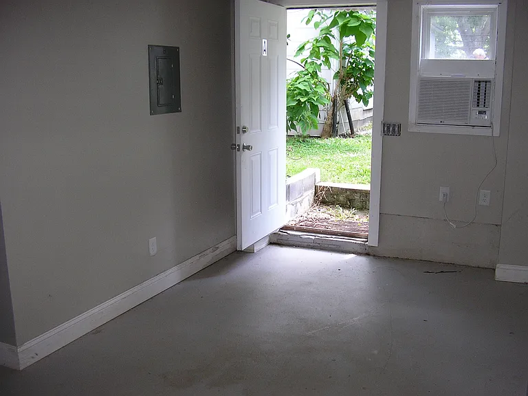 628 Woodford Ave — Photo 8