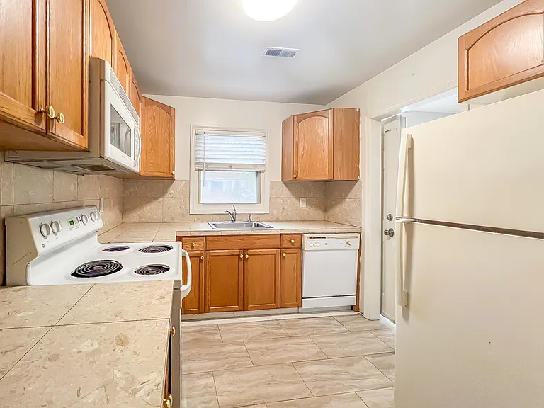 18 Fox Hill Dr — Photo 8