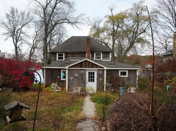 27 Taft Ave, Mendon, MA 01756
