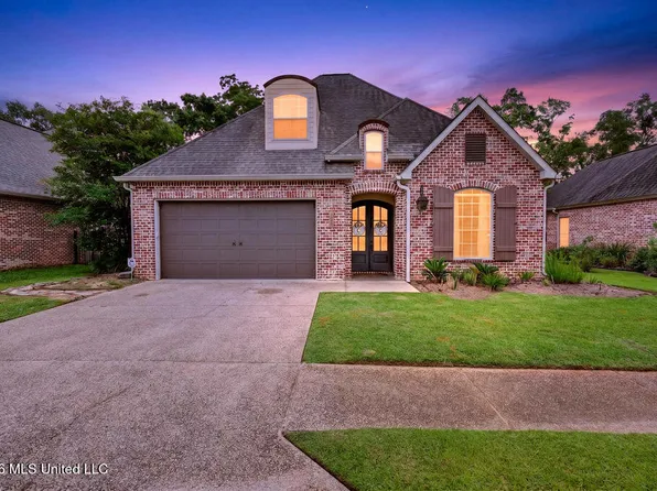 3812 Acadian Village Dr, Ocean Springs, MS 39564