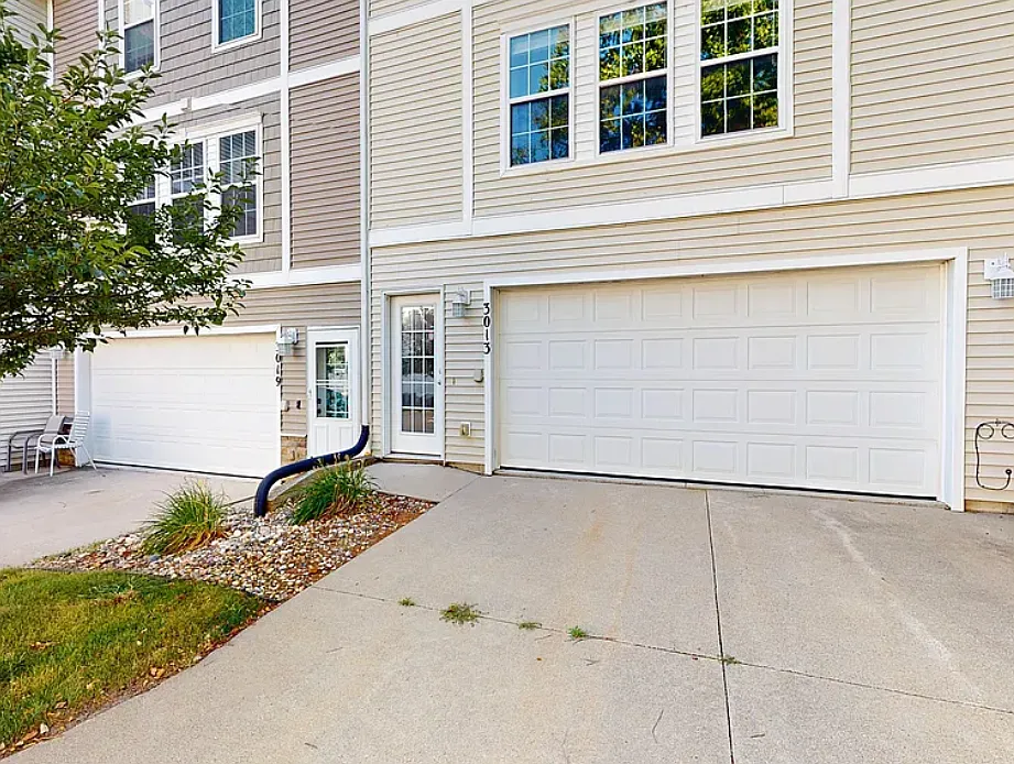 2 bed, 1056 sqft, $1,600 — Photo 2