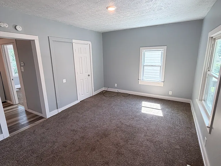 913 Dayton St — Photo 4