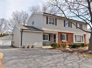 135 Willow Ave, Deerfield, IL 60015