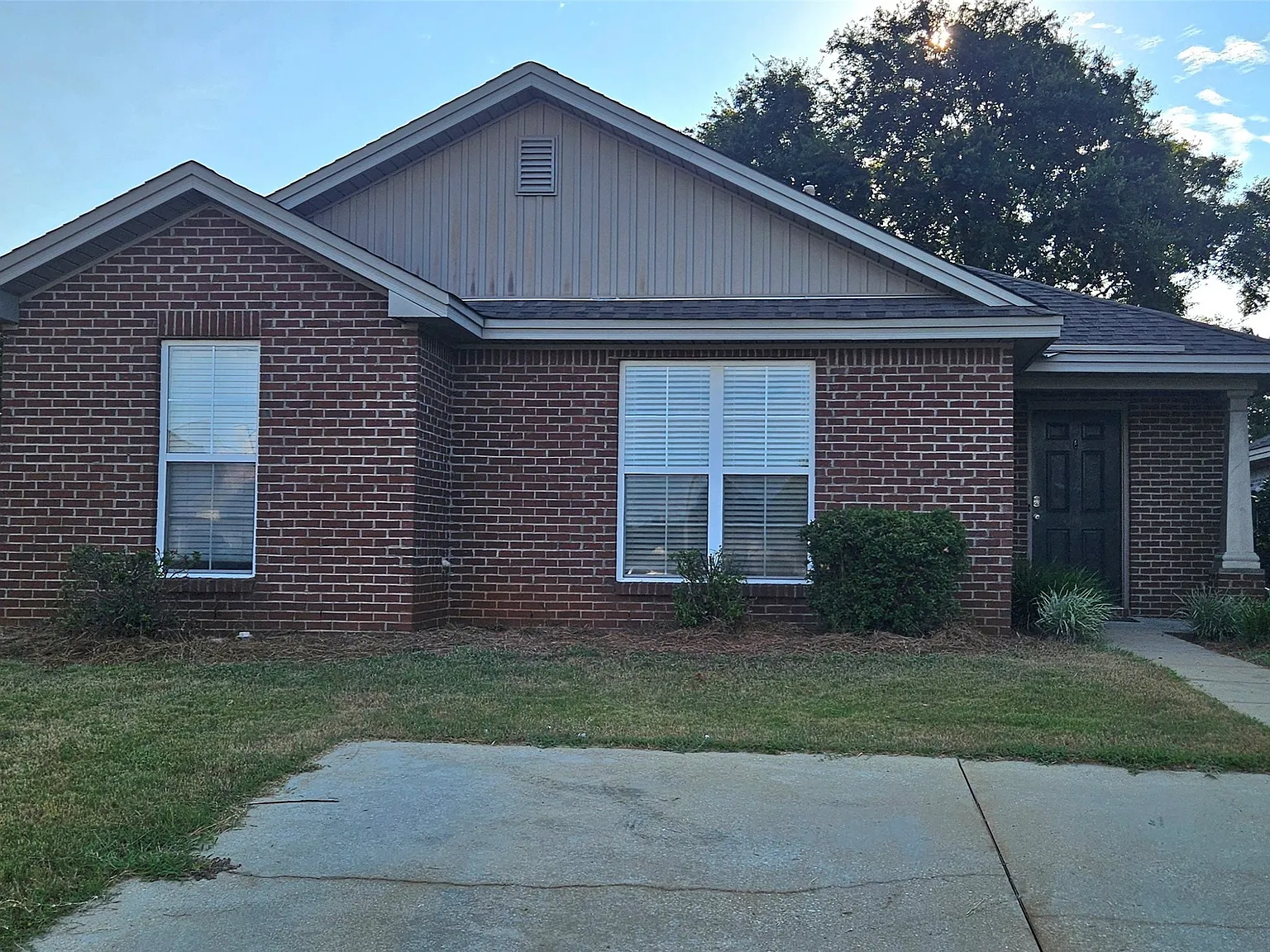 3 bed, 2.0 bath, 1302 sqft, $1,600 — Photo 1