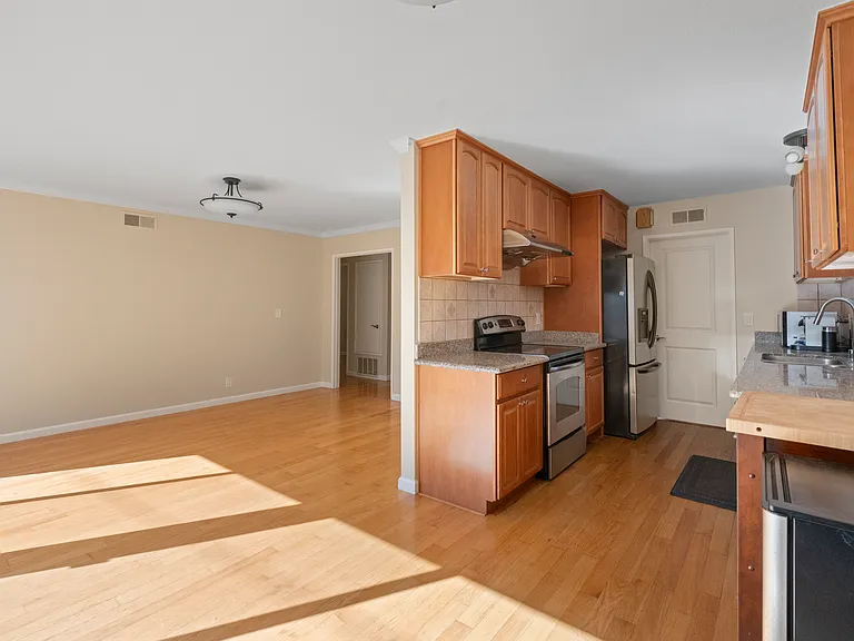 880 Hollenbeck Ave — Photo 6