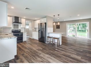 264 Pinewood Dr, Levittown, PA 19054