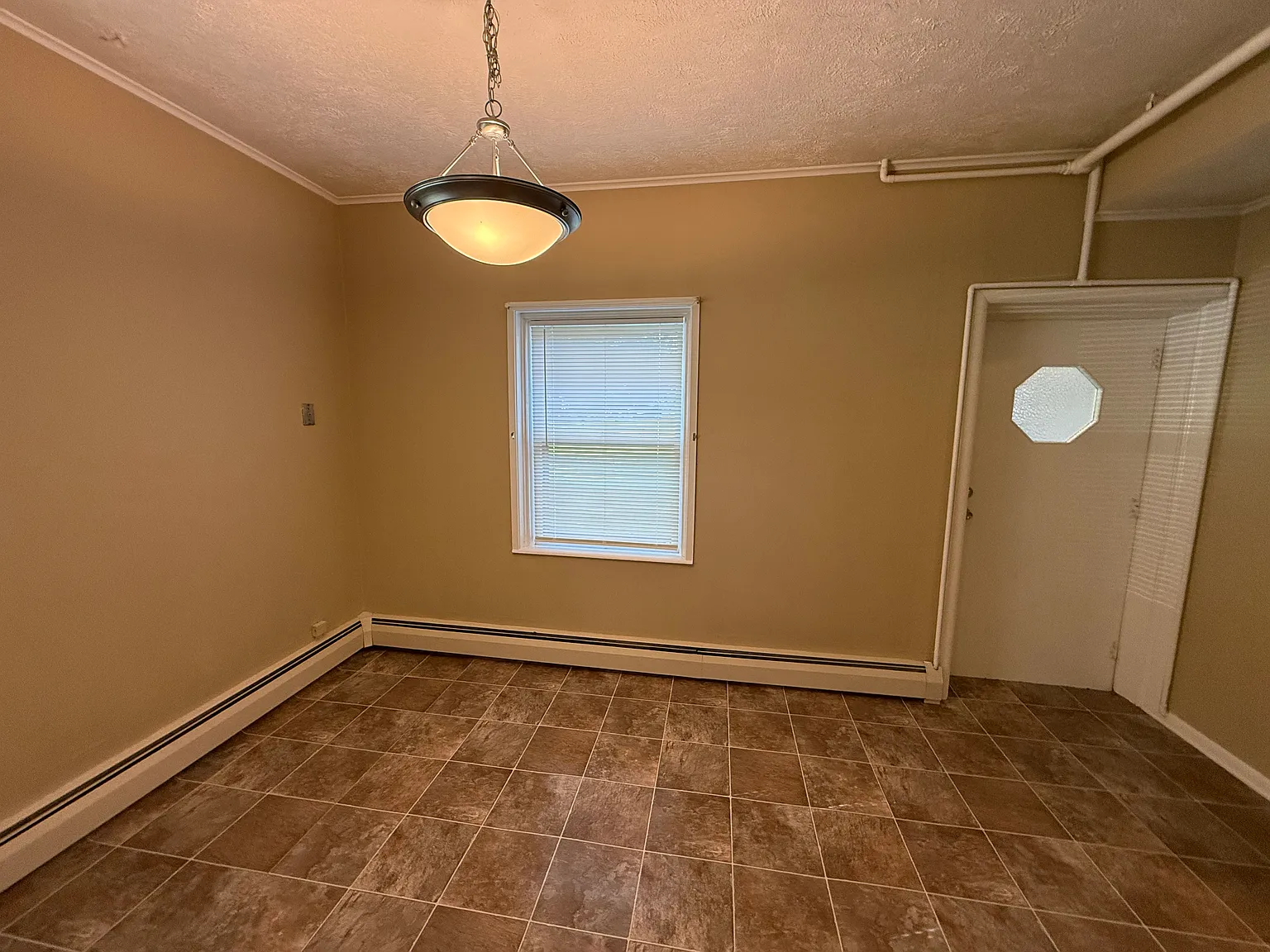 2 bed, 1200 sqft, $1,800 — Photo 4