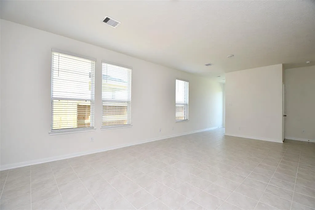 3 bed, 2.5 bath, 1450 sqft, $2,050 — Photo 2