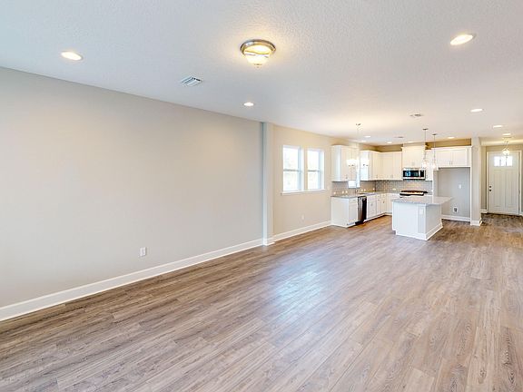 5th image of 185 Dalton Cir