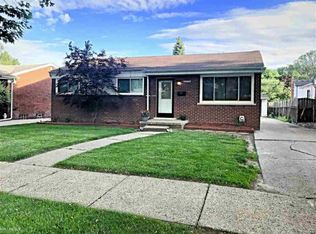 22236 Barton St, Saint Clair Shores, MI 48081