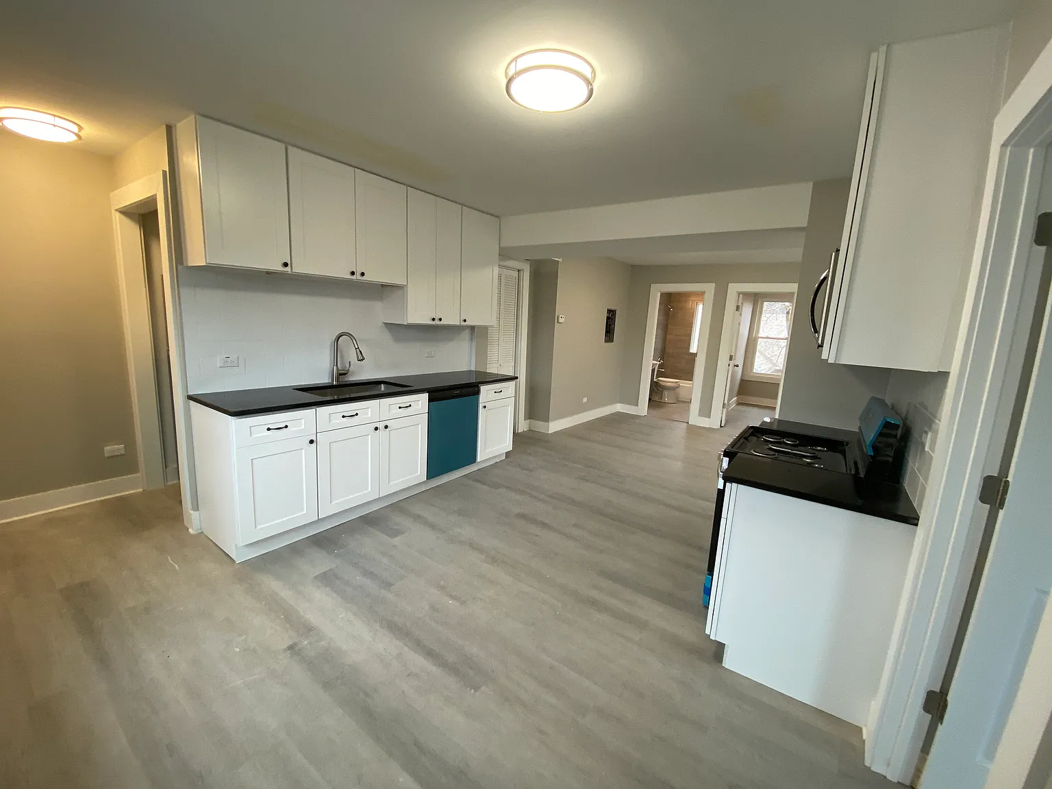 3 bed, 950 sqft, $1,995 — Photo 2