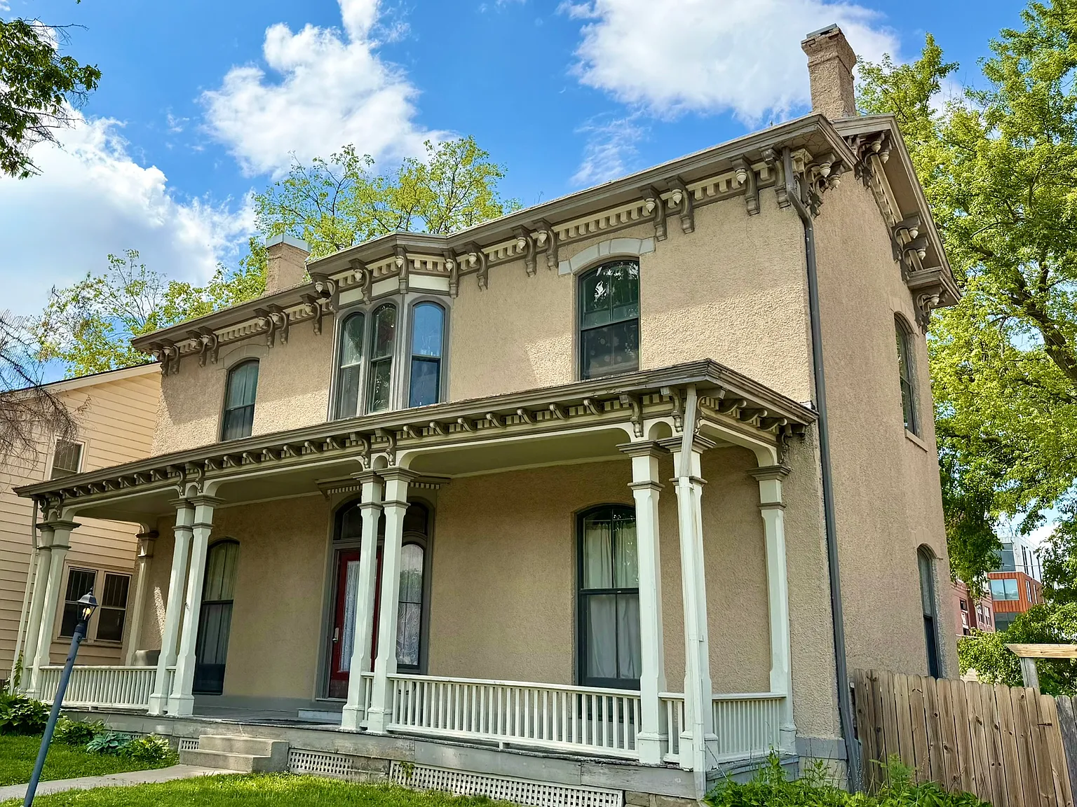 318 E Jefferson St — Photo 1