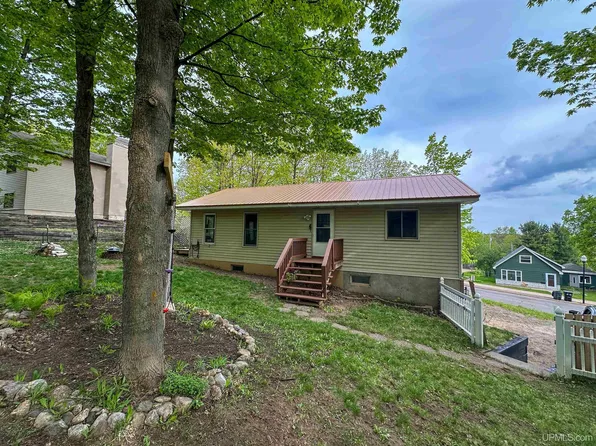 213 W Arch St, Negaunee, MI 49866