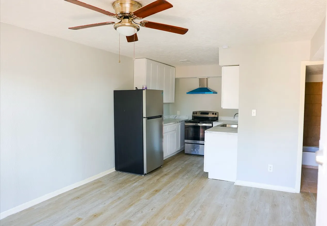909 Yorkshire St — Photo 1