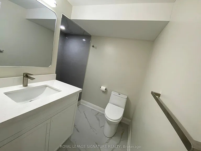 3271 Pilcom Cres #LOWER — Photo 10