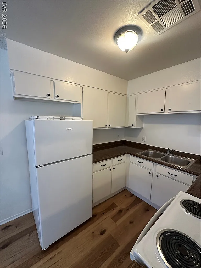 2 bed, 1.0 bath, 2924 sqft, $895 — Photo 4