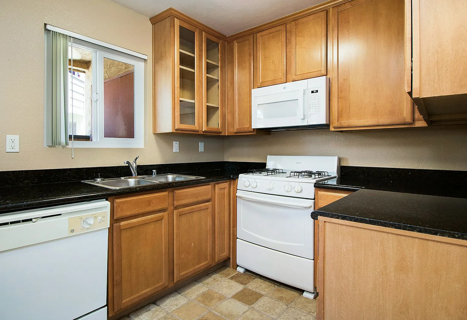 518 Calle Montecito — Photo 4