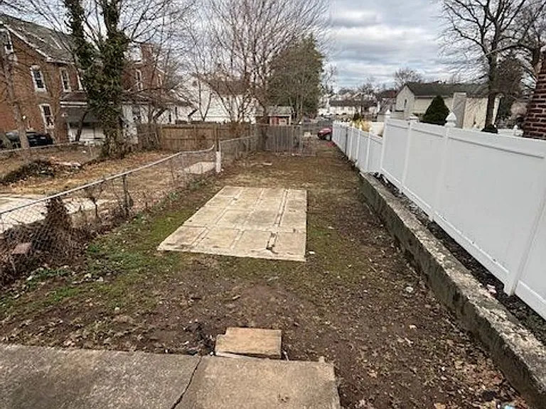 228 N Evans St — Photo 12