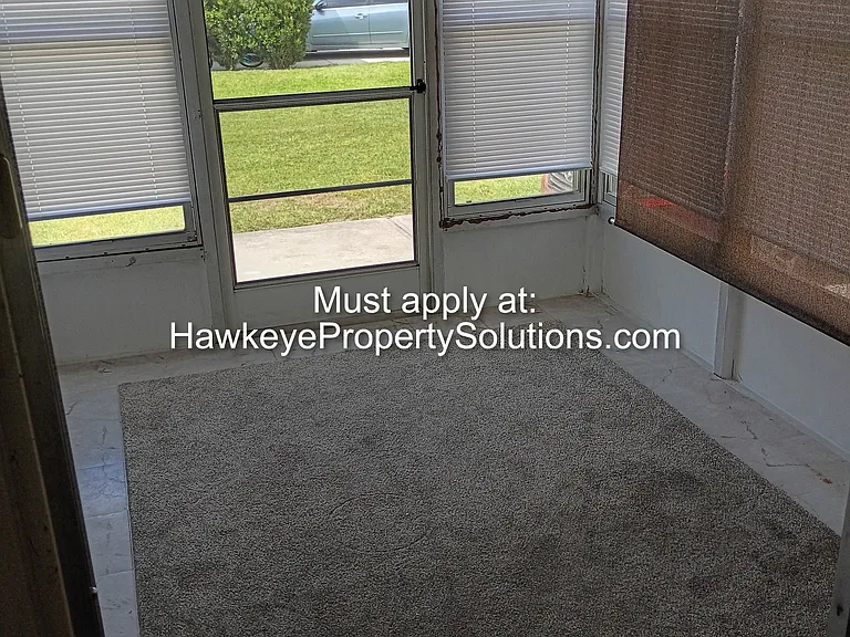 435 Lazy Lake Dr W — Photo 2