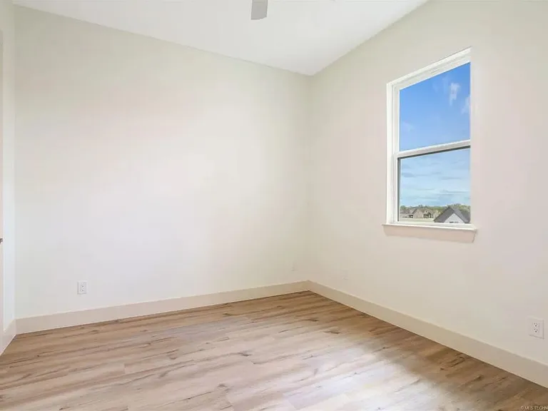 211 Vaughn Ln — Photo 16
