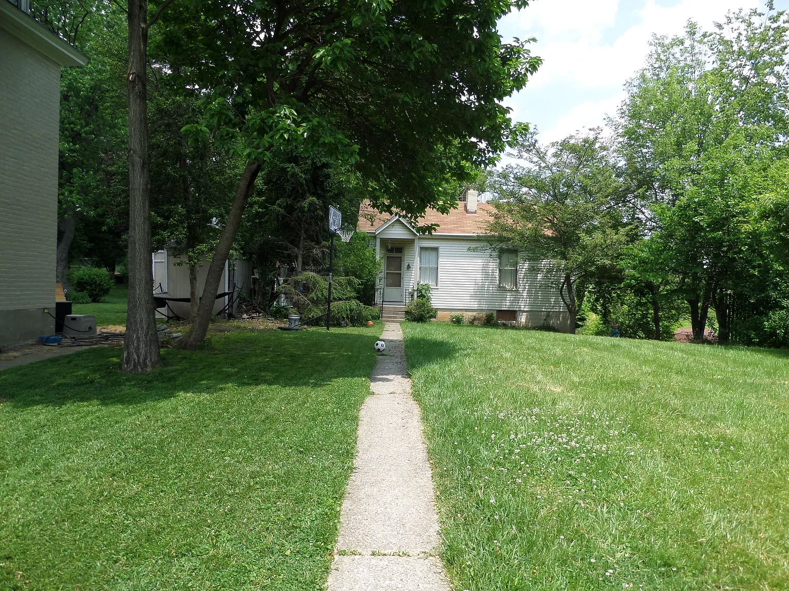 54 Sterling Ave photo 1