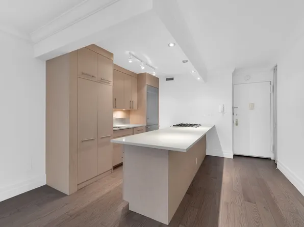 400 East 54th Street image 3 of 12