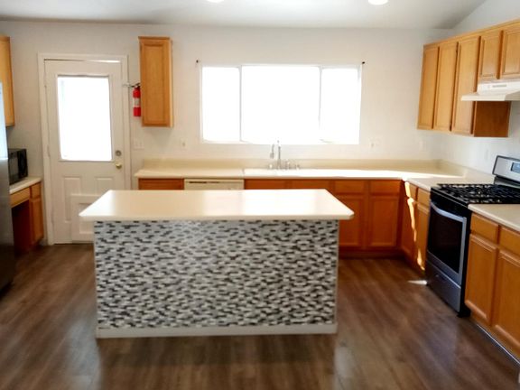 3rd image of 354 Loma Marsh Ct