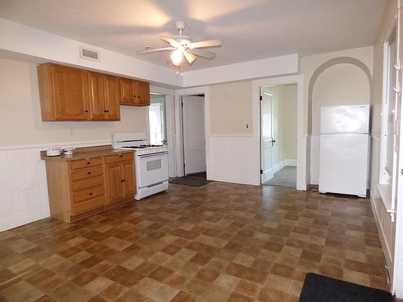 Large Eat In Kitchen w/Gas Stove, Refrigertor, Pantry