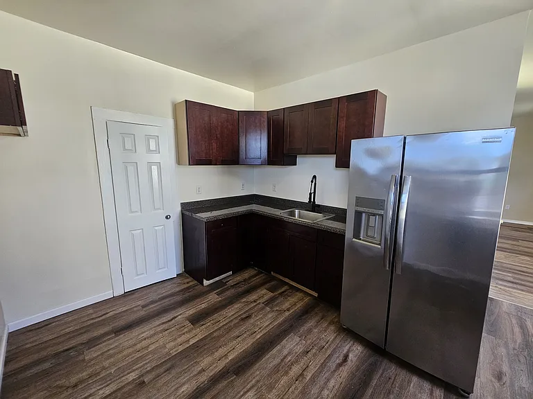 327 E Locust St #2 — Photo 9