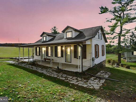 2nd image of 100 Roseglen Rd