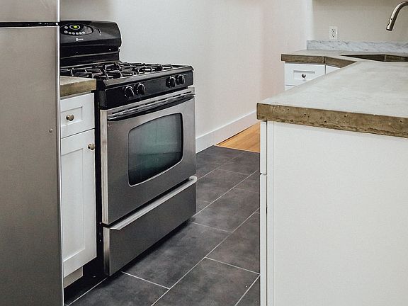 3rd image of 179 Starr St APT 1R