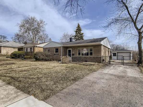 225 S Park St, Westmont, IL 60559
