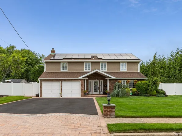 19 Clearwater Lane, West Islip, NY 11795