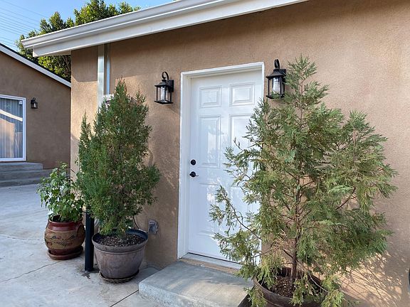 2nd image of 17629 1/2 Burbank Blvd