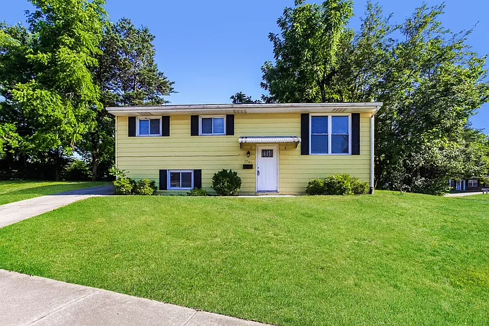 3 bed, 1.5 bath, 1976 sqft, $1,895 — Photo 1