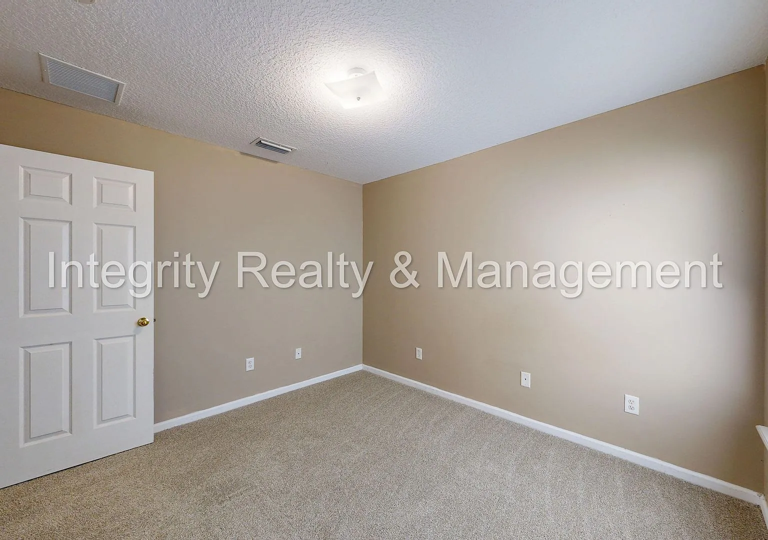 Charming, move-in ready property — Photo 1