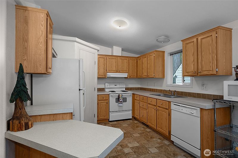 5th image of 451 E Lakeshore Dr W
