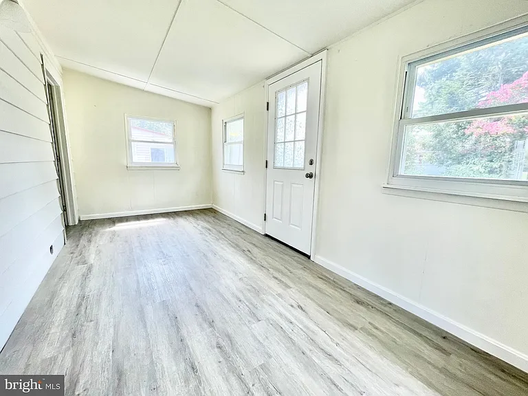1416 S Governors Ave — Photo 12