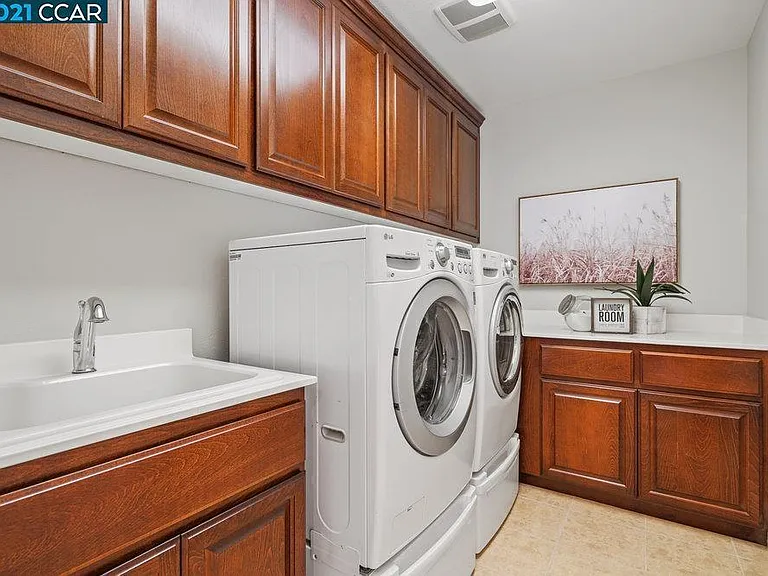 513 Wells Ct — Photo 13