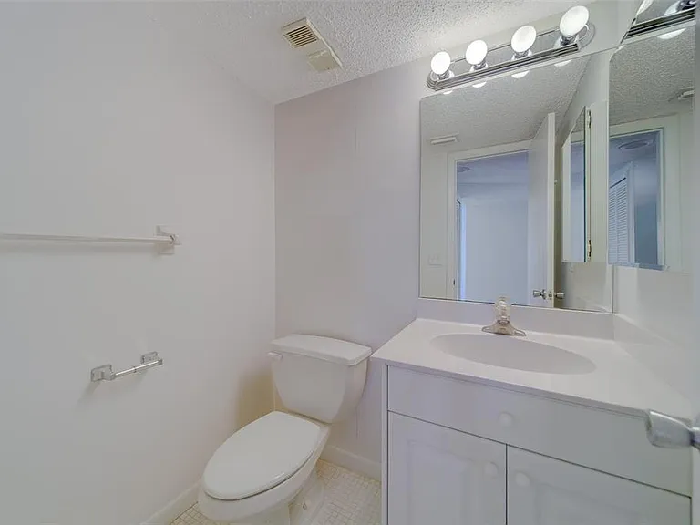 1 Windrush Blvd #28 — Photo 36